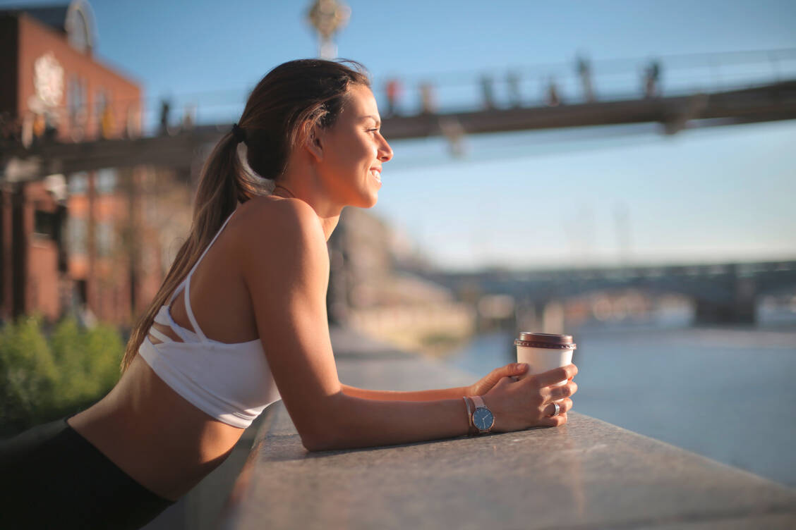 Wer beim Sport extra Fette verbrennen will, sollte eine halbe Stunde vor dem Training einen starken Kaffee trinken. Und besser nachmittags als morgens trainieren. / Foto: Adobe Stock/merla
