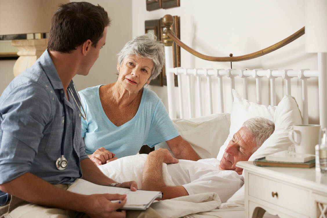 Gerade bei älteren Patienten ist es wichtig, Angehörige in die Aufklärung über Nutzen und Risiken einer Neuroleptika-Therapie einzubeziehen. / © Adobe Stock/Monkey Business
