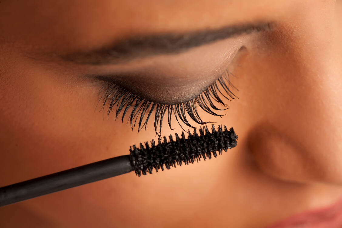Wimperntusche ist ein Must-have für längere, dichtere und dunklere Wimpern.  / Foto: Adobe Stock/vladimirfloyd