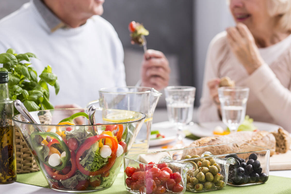 Das RKI empfiehlt Krebspatienten zwar, bei der Zubereitung von Speisen unbedingt hygienisch zu arbeiten, doch von einer keimarmen Ernährung rät es inzwischen explizit ab. Frisches Obst und Gemüse ist also ausdrücklich erlaubt. / Foto: Shutterstock/Photographee.eu