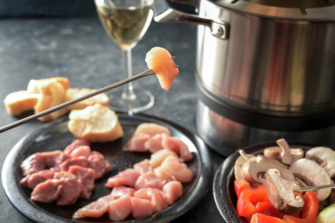 Vor allem auf rohem Geflügelfleisch werden Campylobacter-Bakterien häufig nachgewiesen. / Foto: Getty Images/fermate