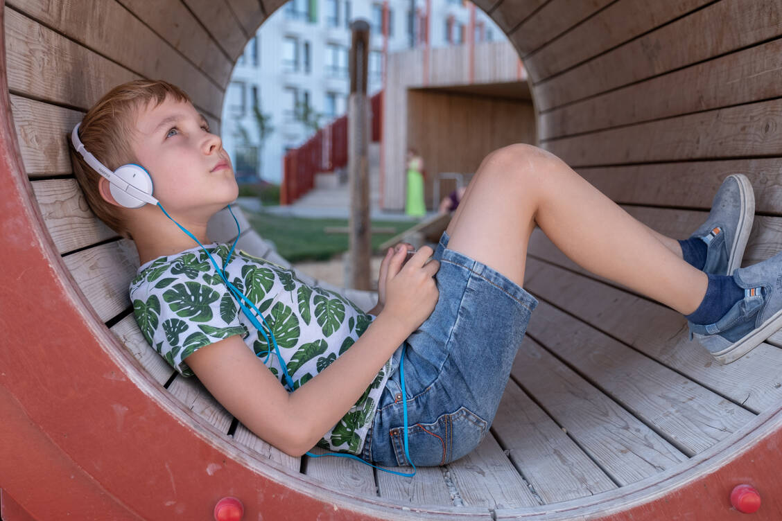 Kinder mit Autismus-Spektrum-Störung brauchen Rückzugsmöglichkeiten, um sich vor Reizüberflutung zu schützen.  / © Adobe Stock/azurita