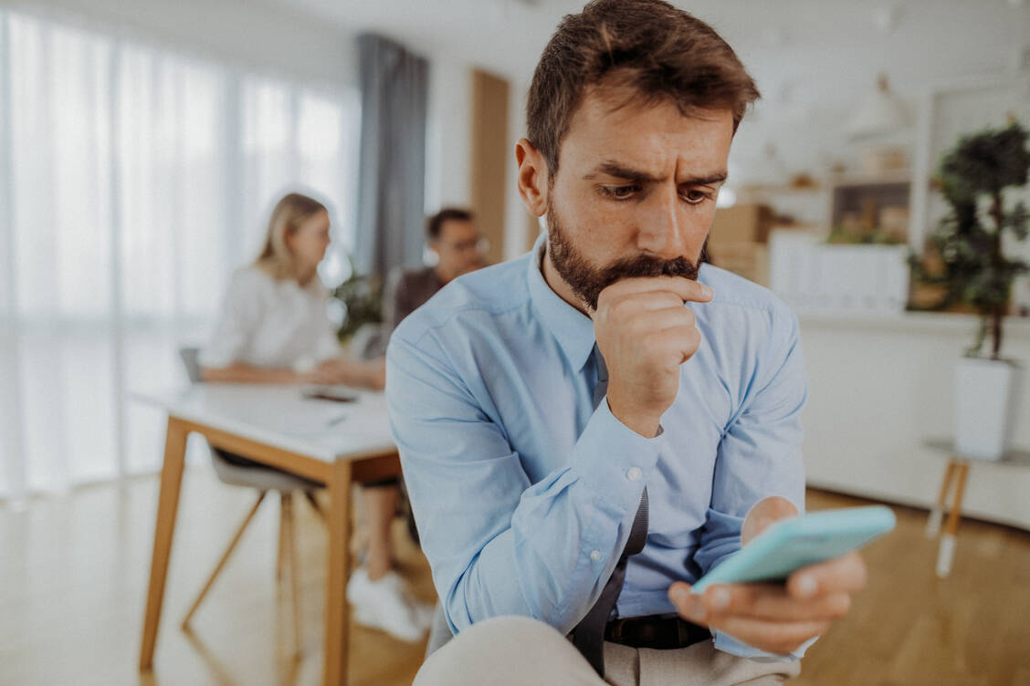 Dass Angestellte trotz Krankschreibug aus dem Homeoffice arbeiten, darf der Arbeitgeber nicht verlangen. / © Getty Images/milan2099