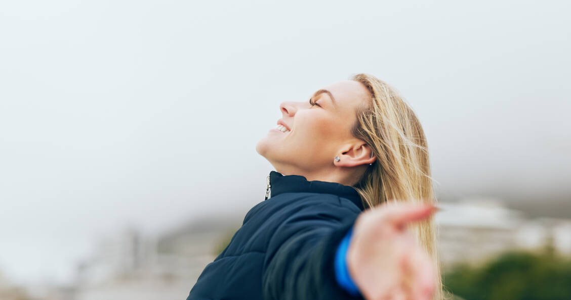 Kleine Momente des Glücks zu genießen, kann helfen insgesamt optimistischer zu werden. / © Getty Images/LaylaBird