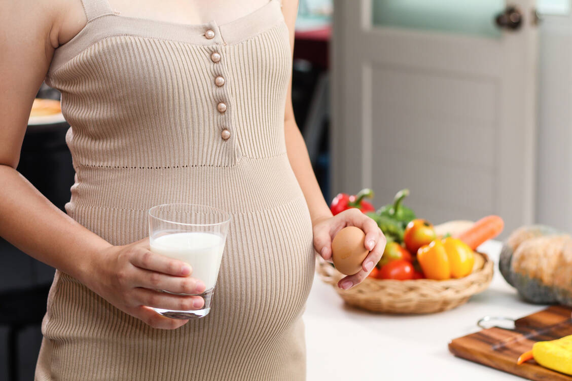 Mit der richtigen Nahrungsmittelauswahl klappt es auch in der Schwangerschaft mit der Cholinmenge. / Foto: Adobe Stock/Nattaro
