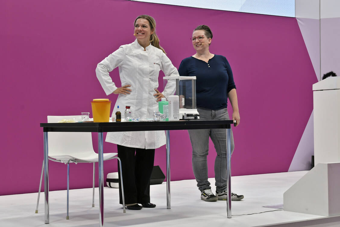 Die Herstellung der Augentropfen übernehmen Dr. Sandra Barisch und Dr. Julia Potschadel live auf der Expopharm-Bühne. / Foto: Avoxa Expopharm