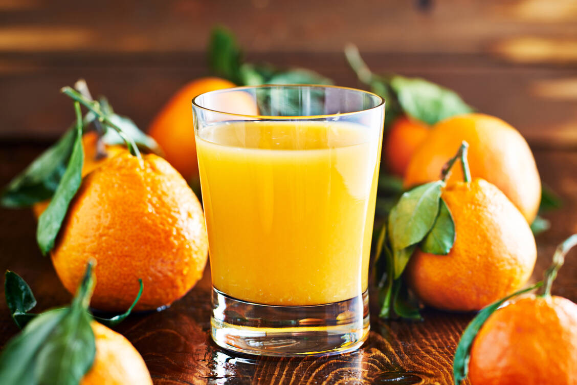 Zitrusfrüchte wie Orangen und Grapefruits fördern ein Bakterium im Darm, dessen Stoffwechsel die Stimmung beeinflusst. / © Adobe Stock/Joshua Resnick