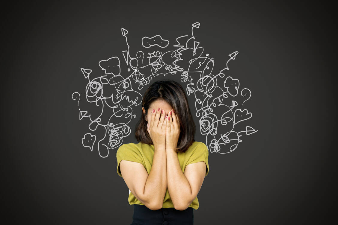 Auch wenn Erwachsene mit undiagnostiziertem Autismus meistens Anpassungsstrategien entwickelt haben, kann es zu Überforderung und Burn-out kommen.  / © Getty Images/Doucefleur