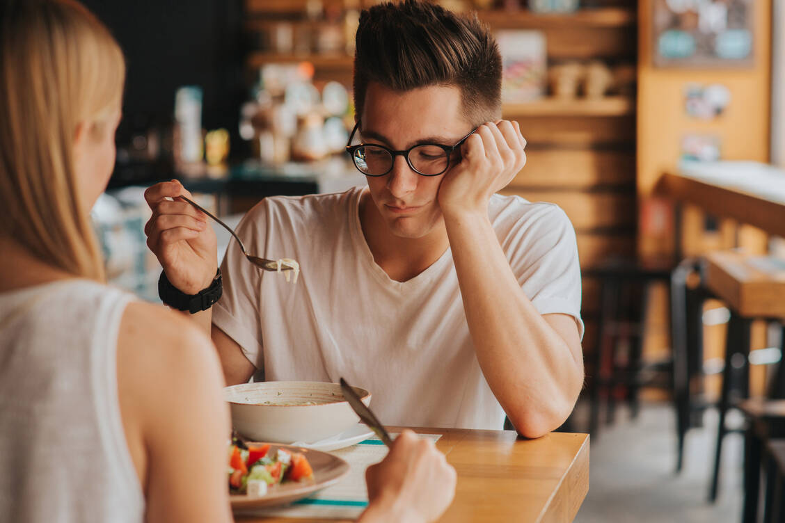 Auch junge Männer können von Essstörungen betroffen sein.  / Foto: Adobe Stock/estradaanton