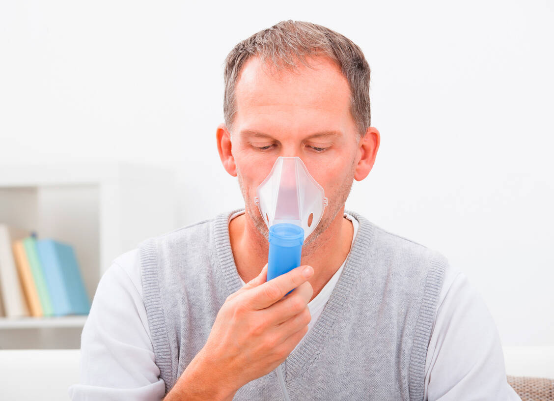 COPD-Patienten, bei denen häufig Exazerbationen auftreten, profitieren unter Umständen von einer regelmäßigen Hyaluronsäure-Inhalation.  / Foto: Adobe Stock/Andrey Popov