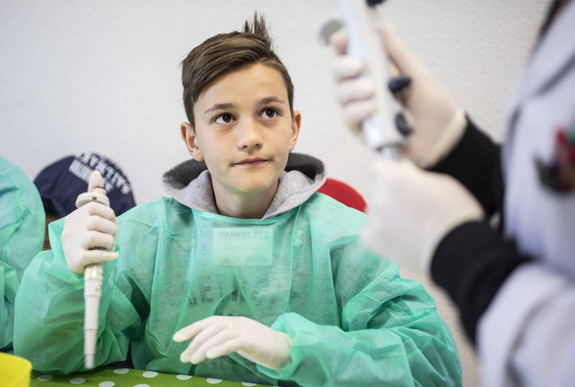 Am Boys’ Day haben Jungen die Möglichkeit, einen typisch weiblichen Beruf kennenzulernen. Hier erkundet ein Teilnehmer im vergangenen Jahr ein medizinisches Labor in Bielefeld. / Foto: boys-day.de | Björn Gaus