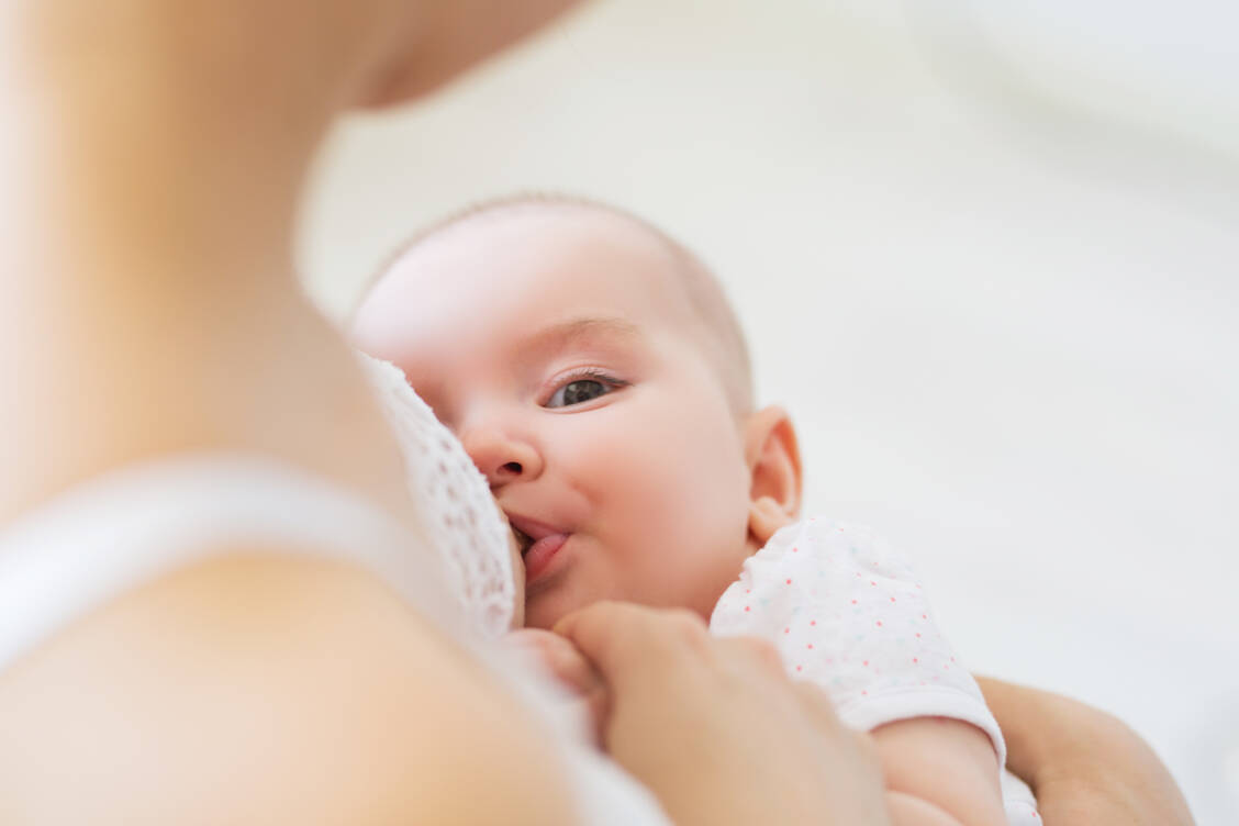 Voll gestillt: In den ersten vier Monaten ist Muttermilch die beste Babynahrung. / Foto: Adobe Stock/Alik Mulikov