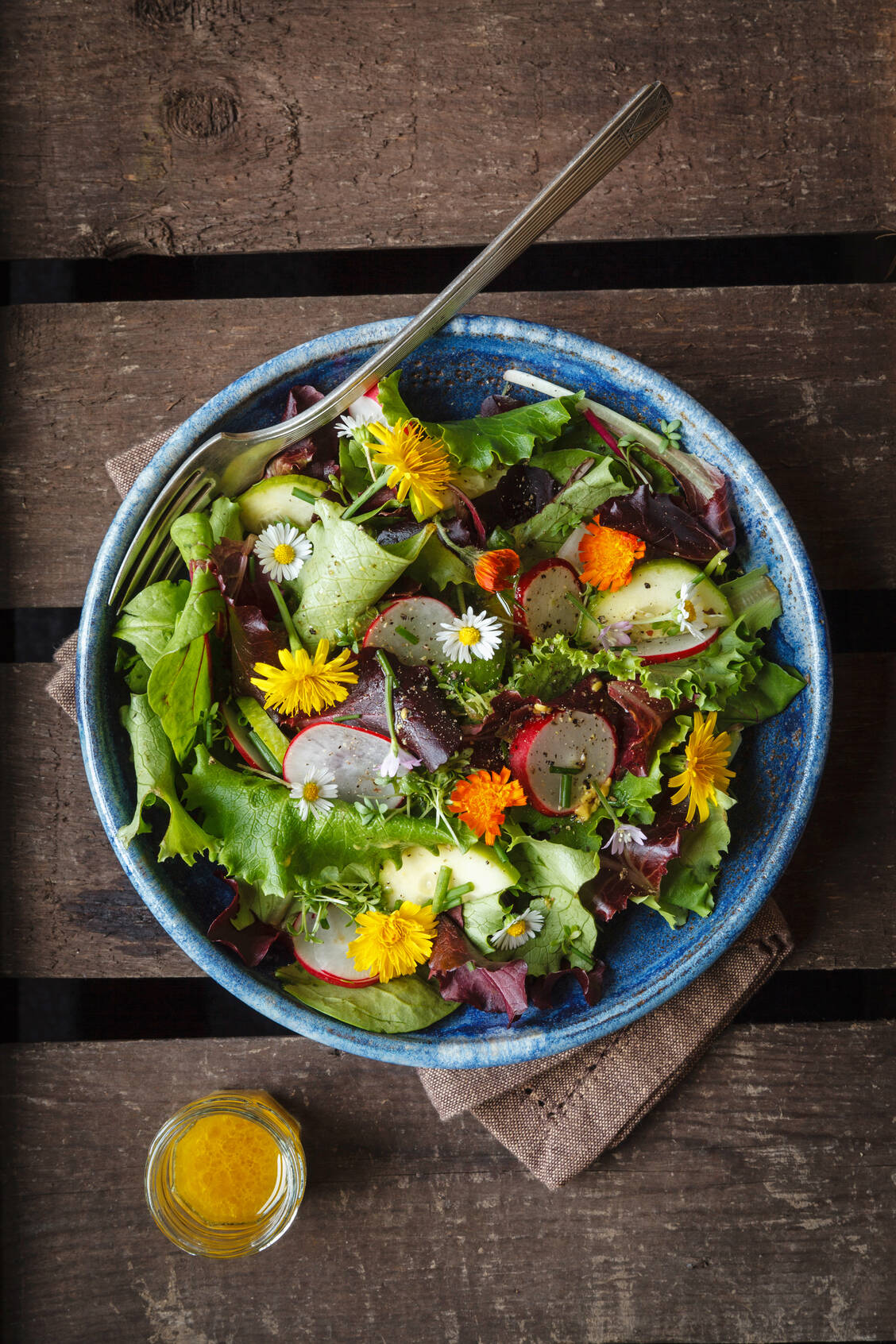 Gänseblümchen schmecken leicht scharf. Sie eignen sich gut als Salatgarnitur. / Foto: Getty Images/Westend61 / Eva Gruendemann