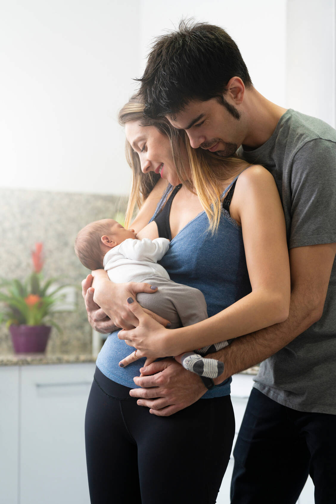 Stillen hat für die Gesundheit des Säuglings zahlreiche Vorteile – es unterstützt sein ­Immunsystem und fördert eine enge Eltern-Kind-Beziehung. / Foto: Adobe Stock/Marc Calleja