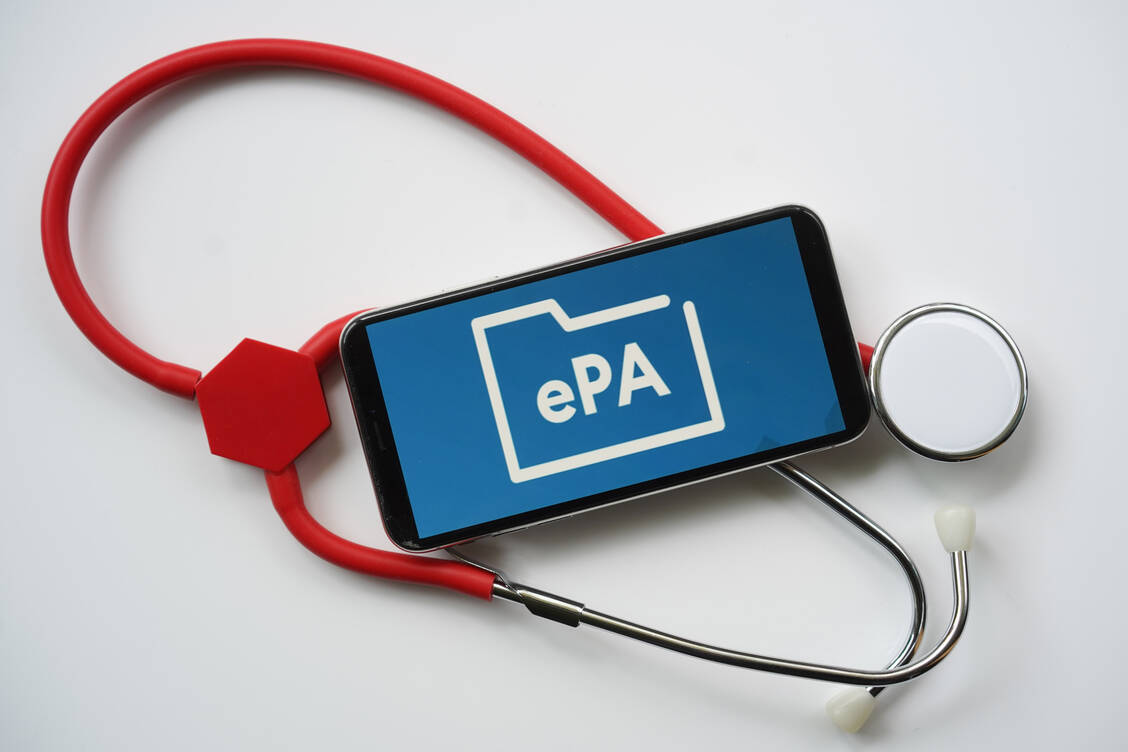 Endlich auch in Deutschland: Im Jahr 2025 soll nun die elektronische Patientenakte nach und nach eingeführt werden. / © picture alliance / Jörg Carstensen