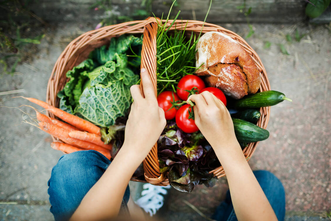 Frisch, bunt, unverarbeitet: Clean Eating beginnt beim Einkauf. / © Getty Images/Hinterhaus Productions