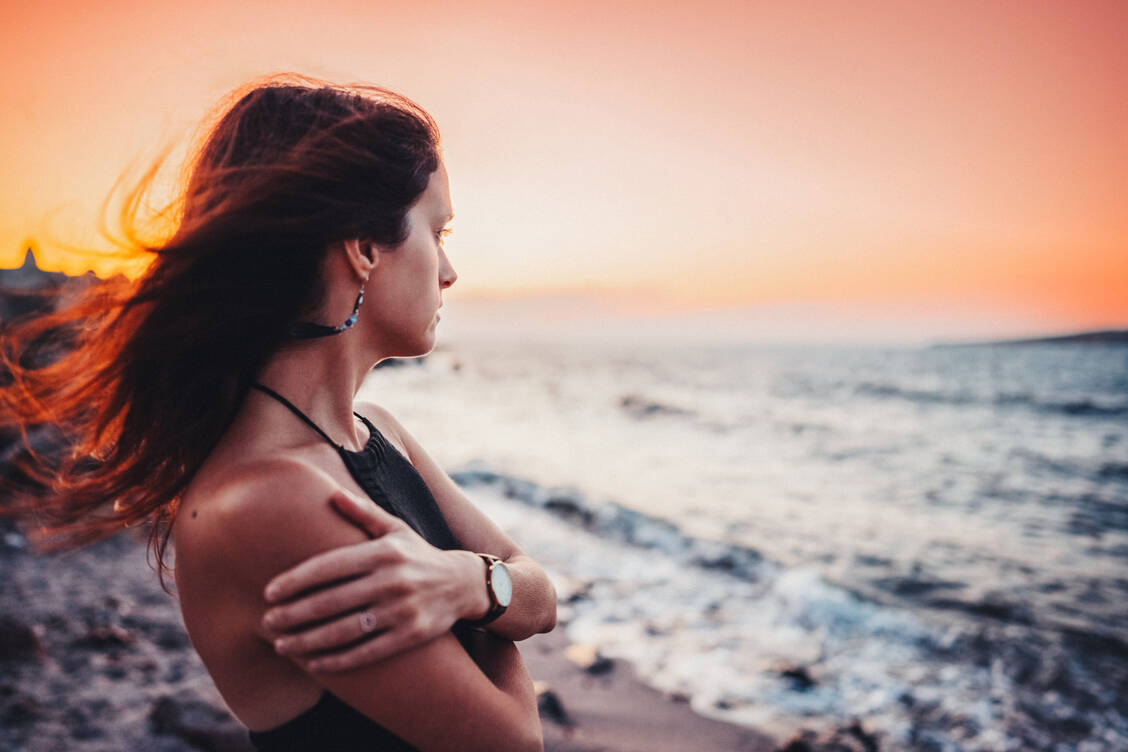 Ungewisse Zukunft: Vor allem junge Menschen verspüren in Zusammenhang mit dem Klimawandel Gefühle wie Hilflosigkeit, Niedergeschlagenheit und Traurigkeit. / © Getty Images/martin-dm