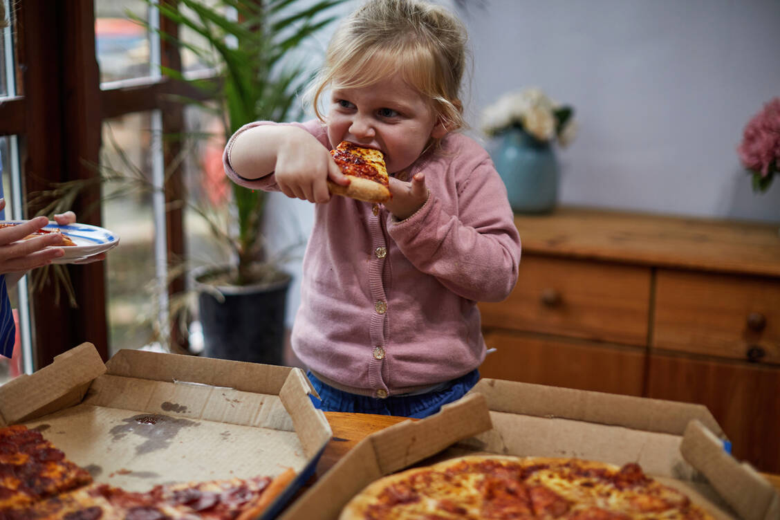 Auch wer viele stark kalorienhaltige Lebensmittel isst, kann Mangelernährt sein – mit weitreichenden Folgen vor allem bei Kindern. Gerade die so beliebten Fertigprodukte haben häufig einen niedrigen Nährstoffgehalt. / Foto: Getty Images/Sally Anscombe