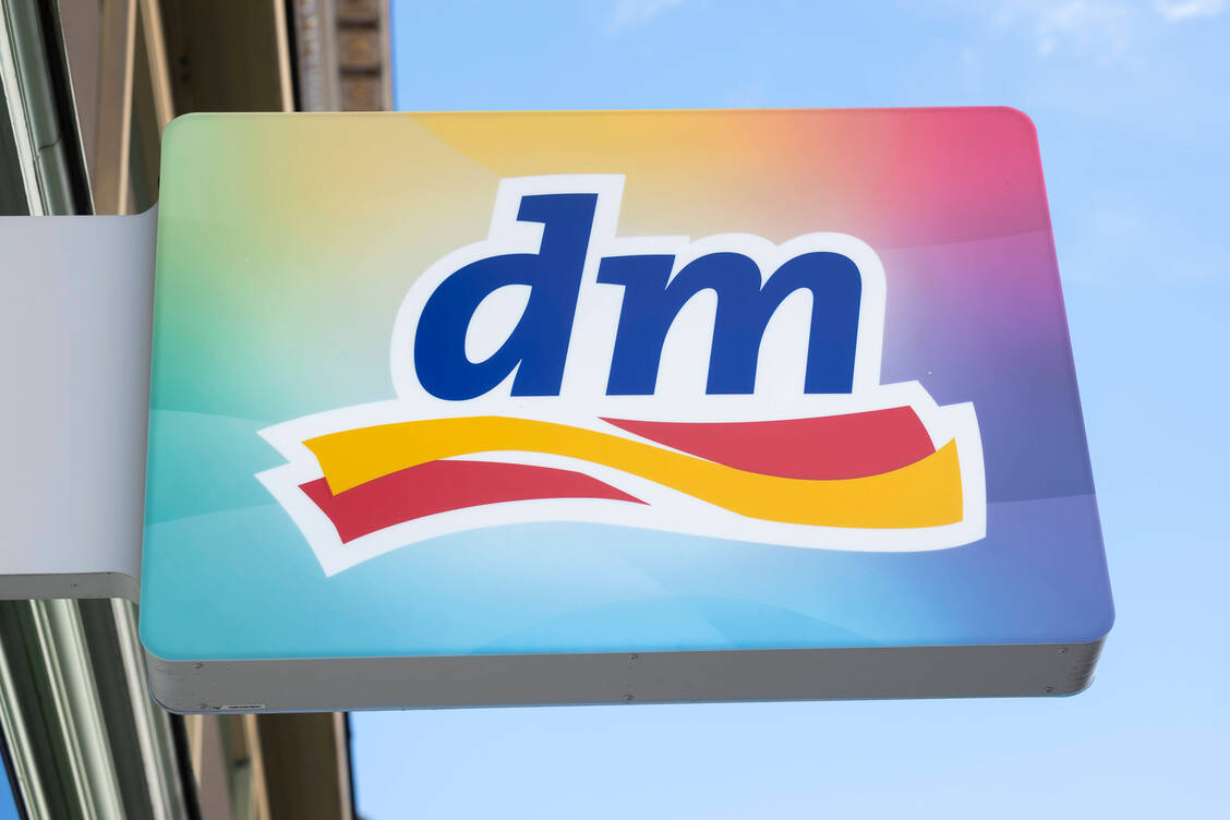 Mit dem Start der Versandapotheke dm-med will das Unternehmen seine Gesundheitsstrategie weiter ausbauen. / © IMAGO/Guido Schiefer