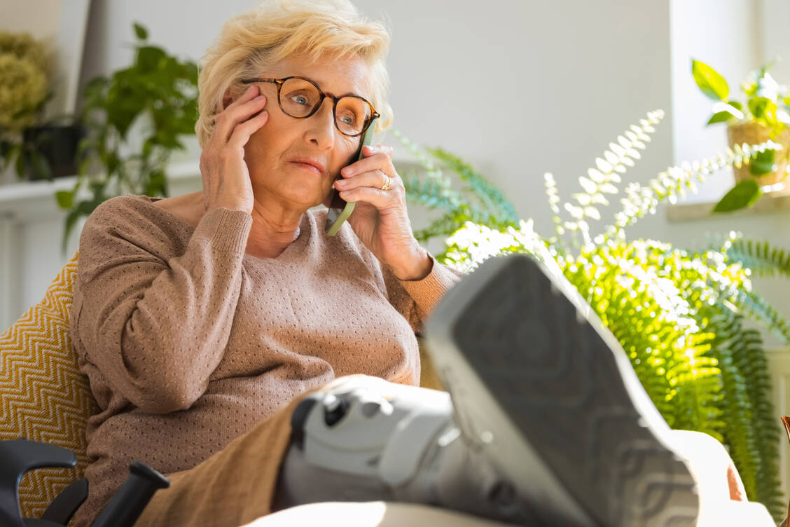 Knochenbruch im höheren Alter? Danach sollte unbedingt eine Knochendichtemessung folgen. / © Getty Images/izusek