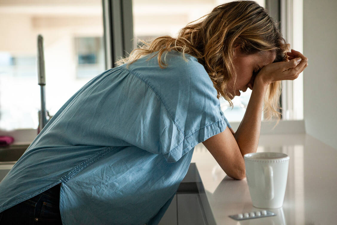 Kopfschmerzen sind äußerst belastend und bedürfen bei häufigem Auftreten einer ärztlichen Therapie und gegebenenfalls medikamentöser Prophylaxe. / © Getty Images/Mindful Media