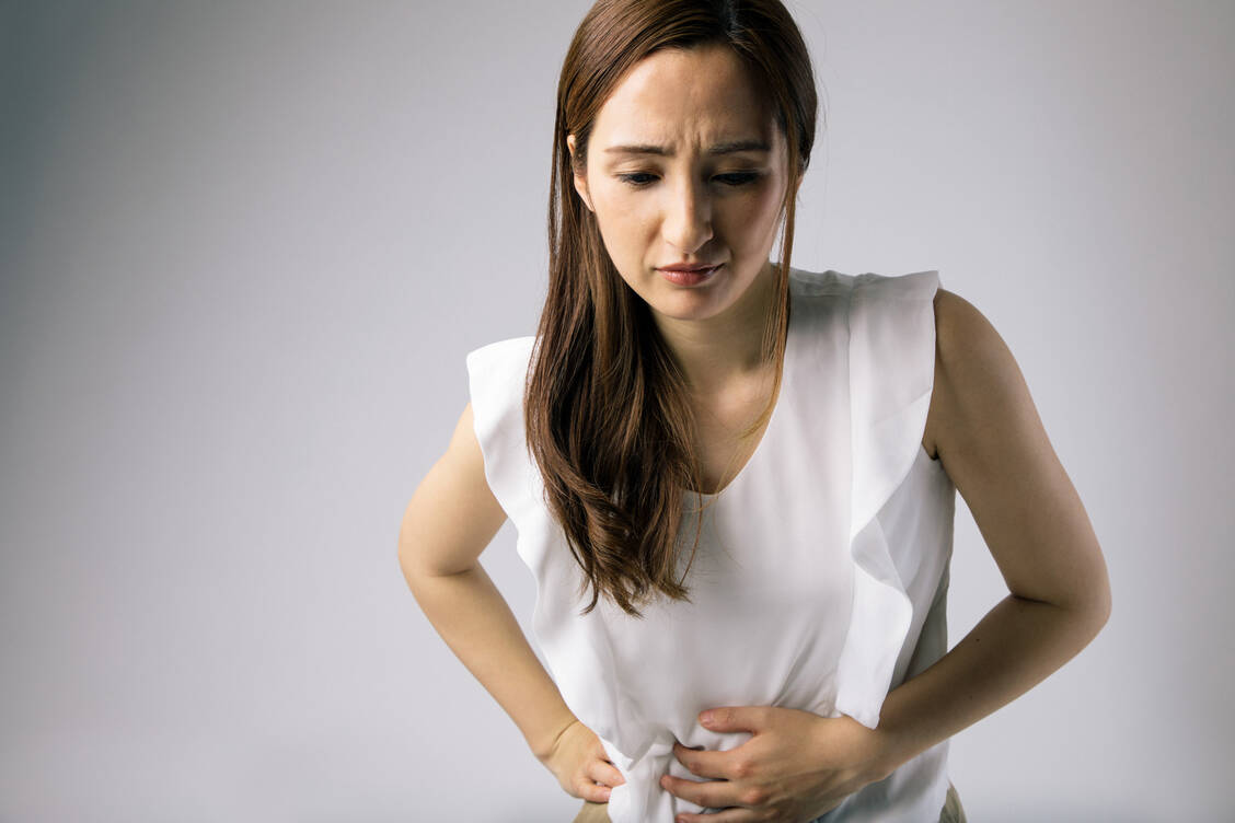 Eine akute Blinddarmentzündung kann starke Schmerzen verursachen. Nicht immer ist eine OP nötig, in vielen Fällen ist die antibiotische Therapie eine Alternative. / Foto: Adobe Stock/metamorworks