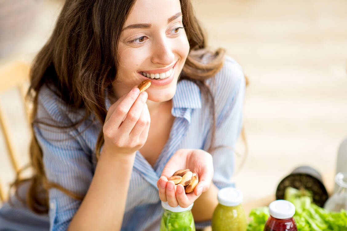 Auch wenn es nur ein Snack ist – wer bewusst auf den Essvorgang achtet, hat bessere Chancen, Gewicht abzunehmen. / Foto: Adobe Stock/rh2010