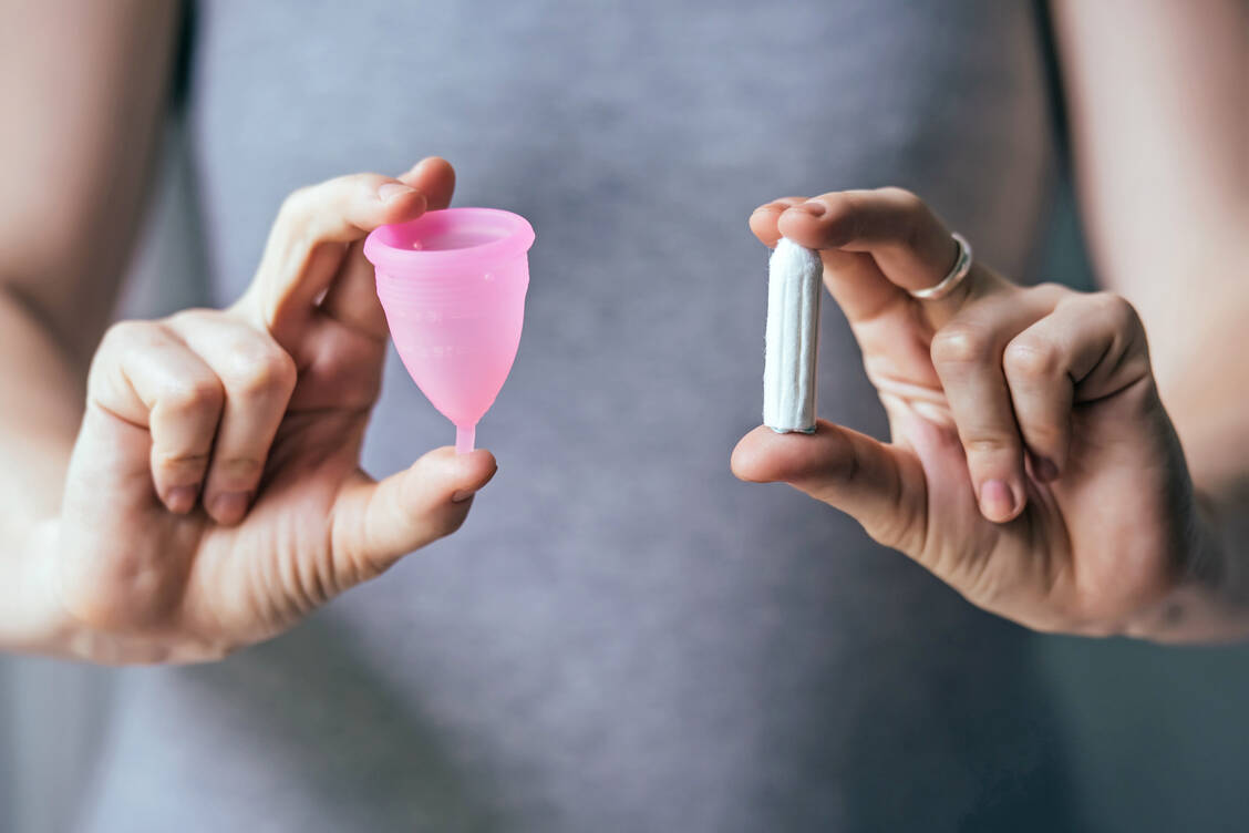 Wichtig sowohl bei der Verwendung von Tampons als auch von Menstruationstassen: vor dem Einsetzen gründlich die Hände waschen. / Foto: Adobe Stock/Gregory Lee