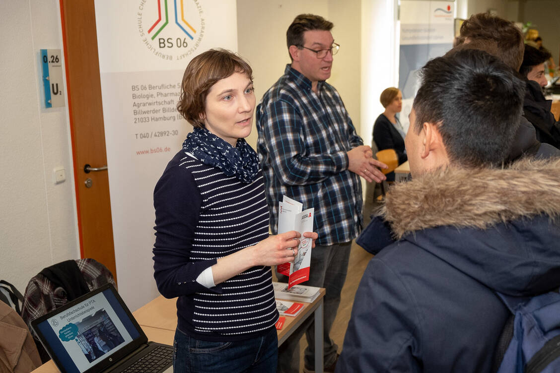 Schulabgänger konnten sich am Stand der BS 06 über verschiedene Gesundheitsberufe informieren. / Foto: Heiko Mausolf