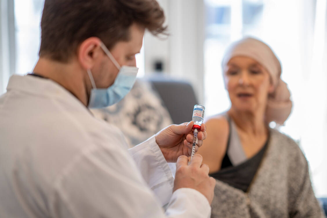 An therapeutischen Impfungen wird intensiv geforscht, es kann aber noch einige Jahre dauern, bis es zu einer Zulassung kommt. / Foto: Getty Images/FatCamera