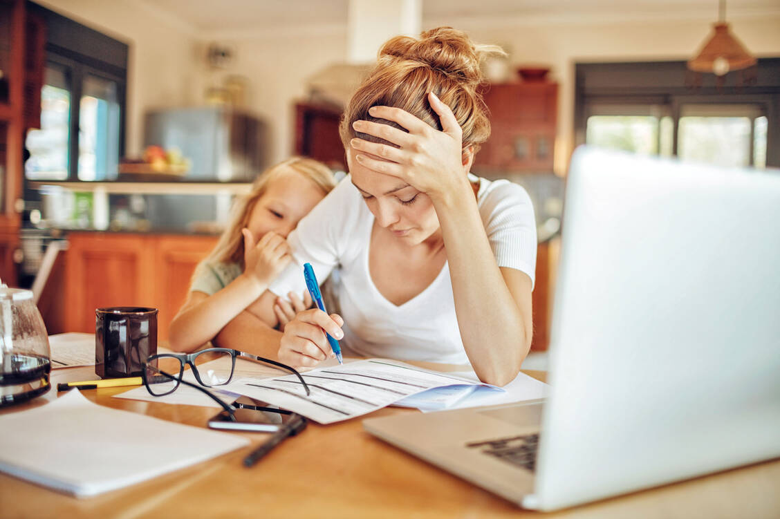 Wenn beide Eltern Vollzeit arbeiten müssen, kann Erziehung und die Pflege der Beziehung häufig nur noch nebenher erledigt werden. / Foto: Getty Images/Geber86