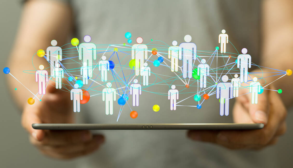 Die Apothekenmitarbeiter können nur dann als Team fungieren, wenn alle Berufsgruppen als systemrelevant eingestuft werden. / Foto: Adobe Stock/vegefox.com