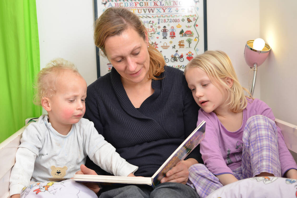 Zuwendung, Ablenkung und Zuversicht: Das ist in vielen Fällen die halbe Miete der Therapie. / © Adobe Stock/lunaundmo