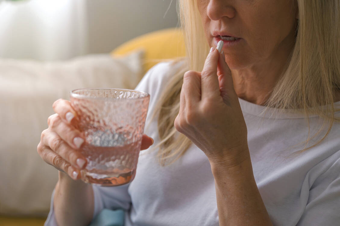 Bei einem unkomplizierten Harnwegsinfekt kann eine antibiotische Therapie indiziert sein. Ziel ist die Symptomfreiheit. / © Getty Images/Israel Sebastian