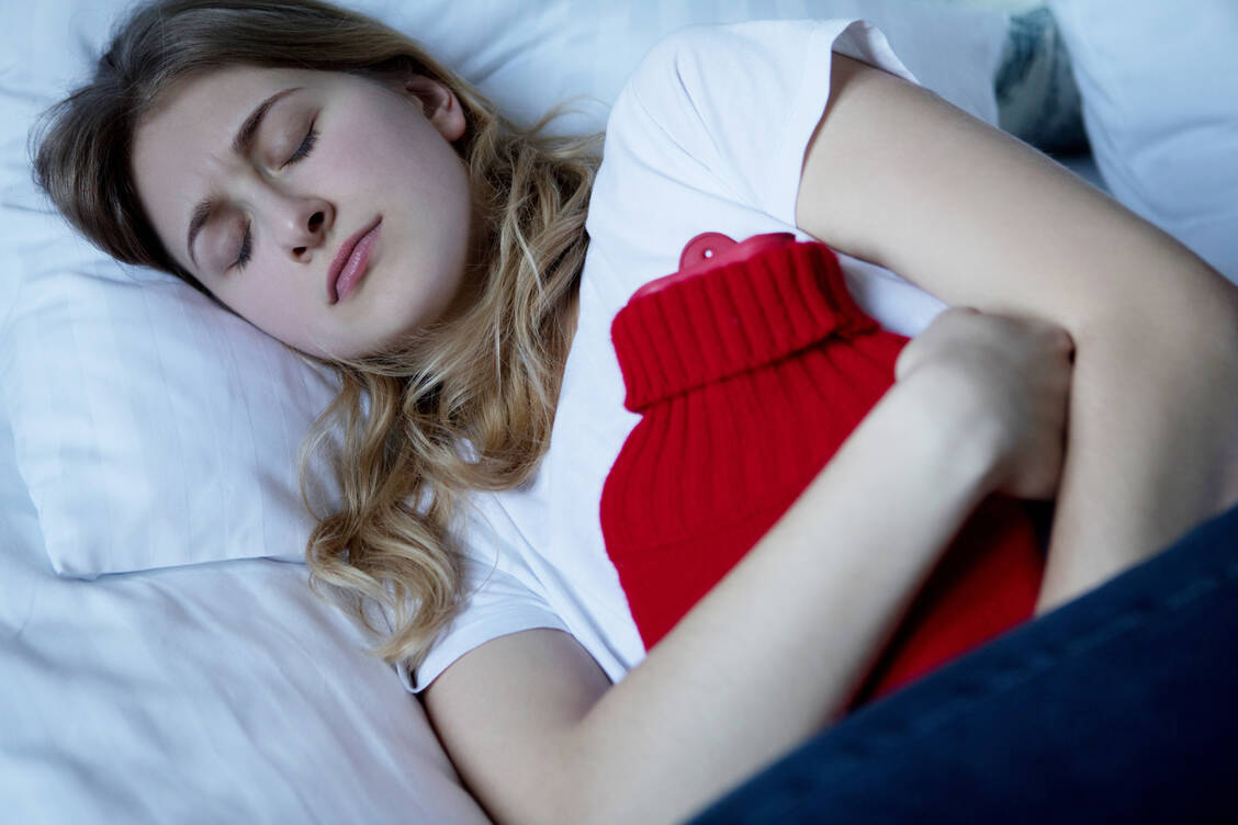 Bei vielen Frauen geht die Menstruation mit starken Schmerzen einher. / Foto: Adobe Stock/agnieszka_marcinska