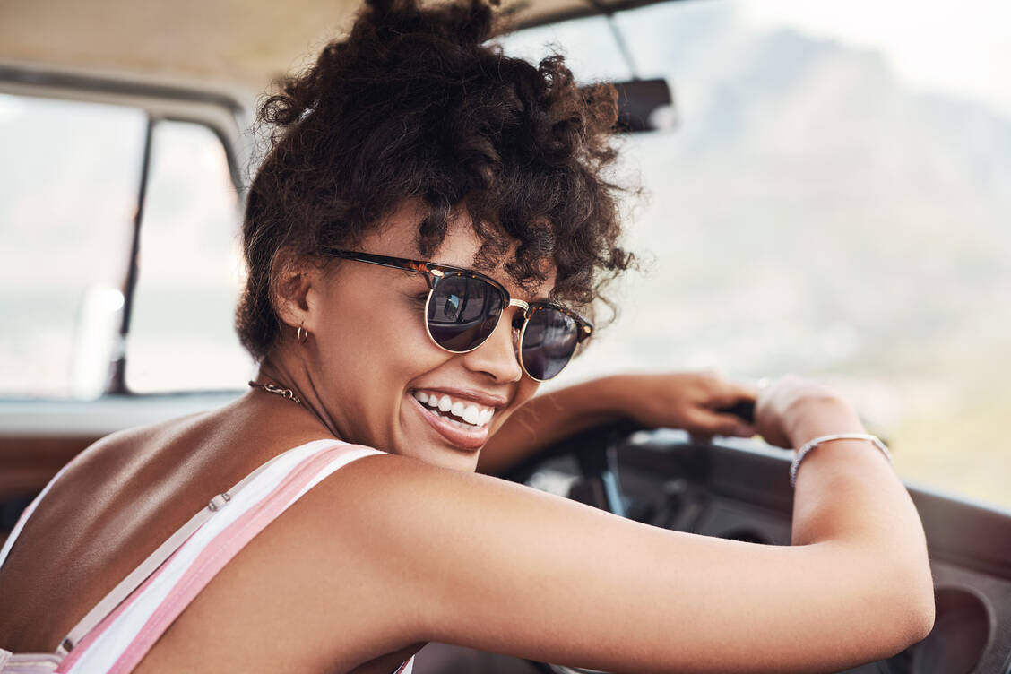 Im Straßenverkehr sollte die Sonnenbrille keinen zu hohen Blendschutz haben. / Foto: Getty Images/DMP