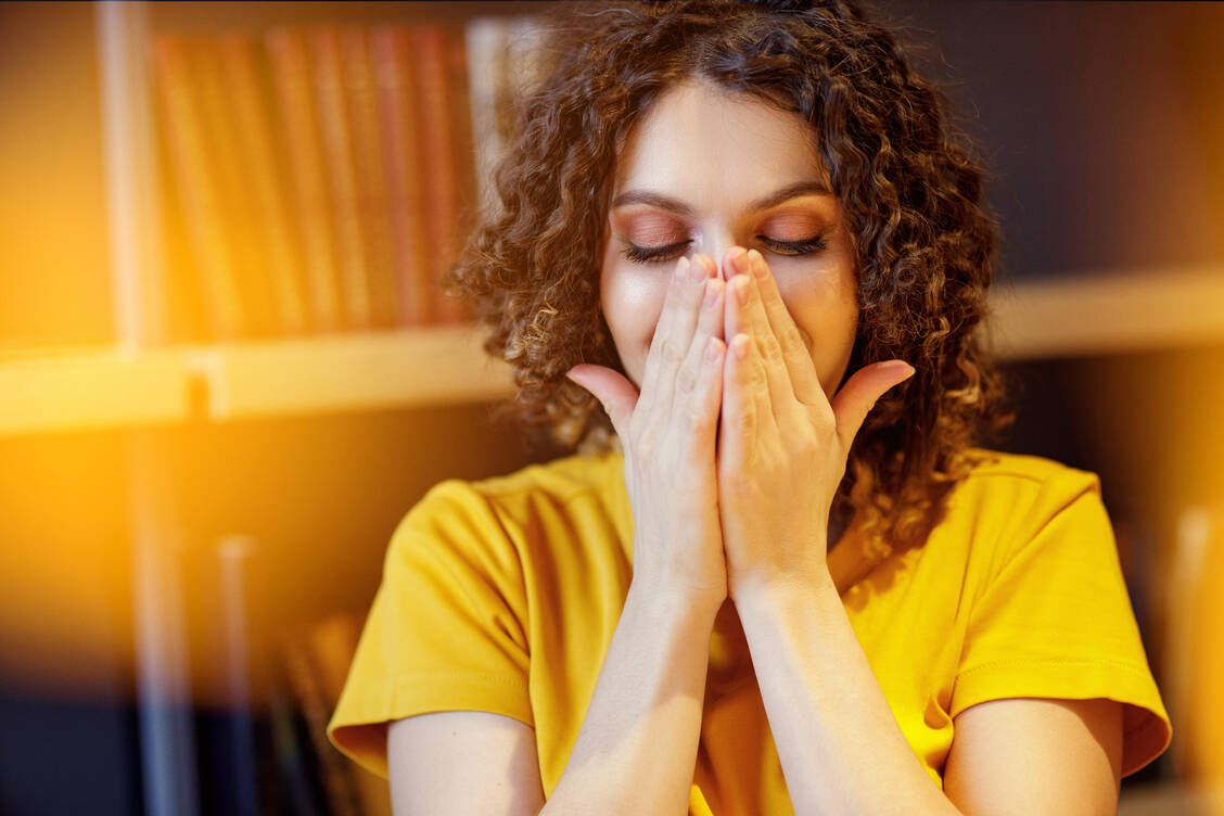 Bei verstopfter Nase endlich wieder durchatmen können: Das geht mit der Inhalation ätherischer Öle.  / Foto: Adobe Stock/Arseniy