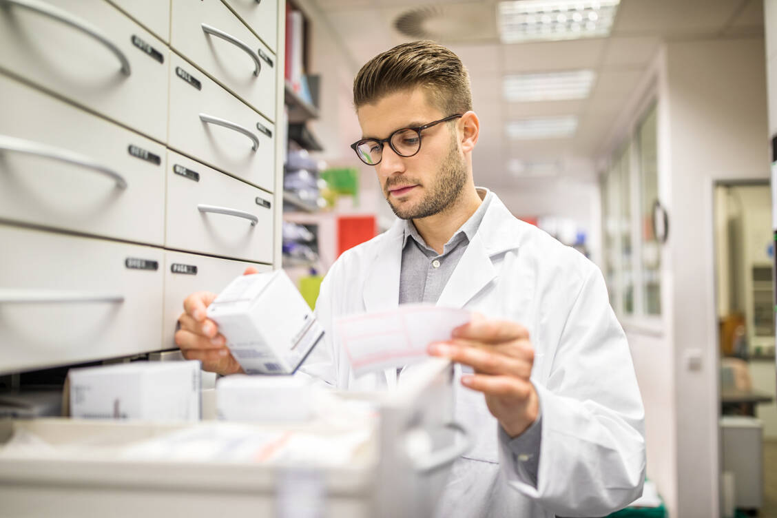 Mit der Apothekenreform sollen PTA in bestimmten Fällen ohne Apotheker vor Ort arbeiten können. / Foto: Getty Images/alvarez