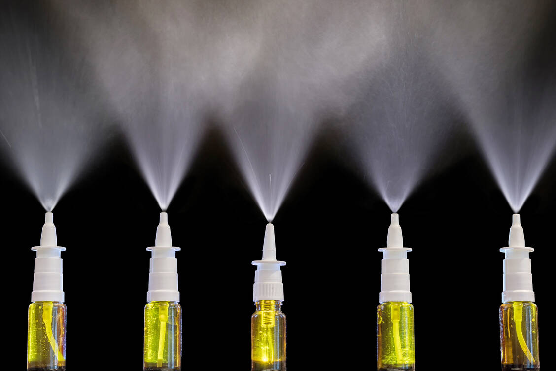 Weltweit werden zurzeit Nasensprays auf ihre Wirksamkeit gegen SARS-CoV-2 getestet. / Foto: Adobe Stock/Ralf Geithe