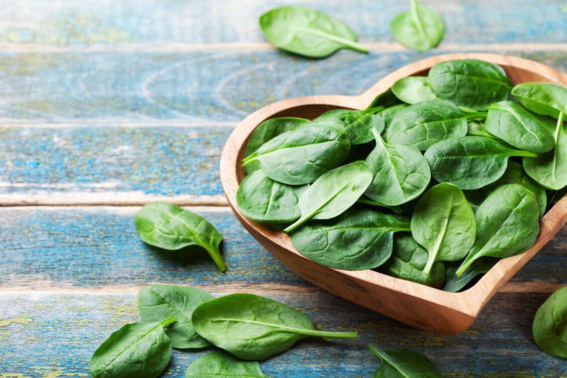 Grüne Power: Neben einer ganzen Menge Vitamine und Mineralstoffe enthält Spinat den  Schwefelzucker Sulfoquinovose, der unter anderem die Darmgesundheit fördert. / Foto: Adobe Stock/Julia Sudnitskaya
