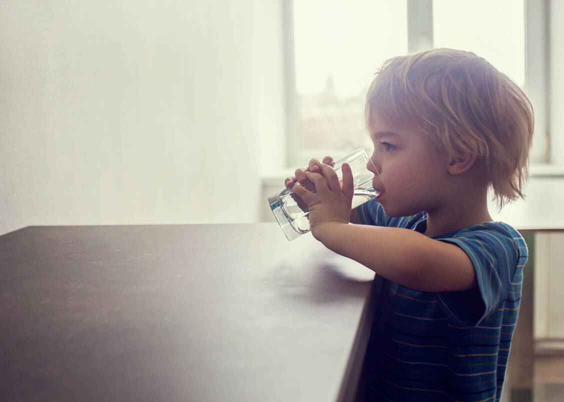 Ungewöhnlich starker Durst bei Kindern kann ein Zeichen von Diabetes Typ 1 sein – vor allem, wenn auch häufiges Wasserlassen, Müdigkeit oder Gewichtsverlust dazukommen. / Foto: Getty Images/Martins Rudzitis