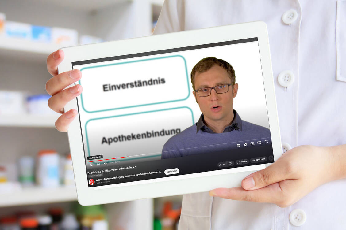 Die Schulungsvideos können Apothekenteams nutzen, um die pharmazeutischen Dienstleistungen kennenzulernen und zu implementieren. / Foto: Getty Images/Kwangmoozaa/PZ/Katja Egermeier