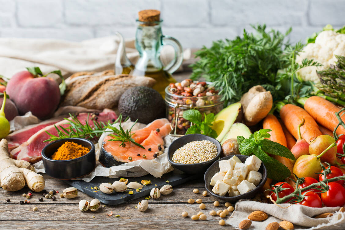 Mit einer ausgewogenen Ernährung wird der Körper mit allen nötigen Mineralstoffen versorgt. / Foto: Adobe Stock/aamulya