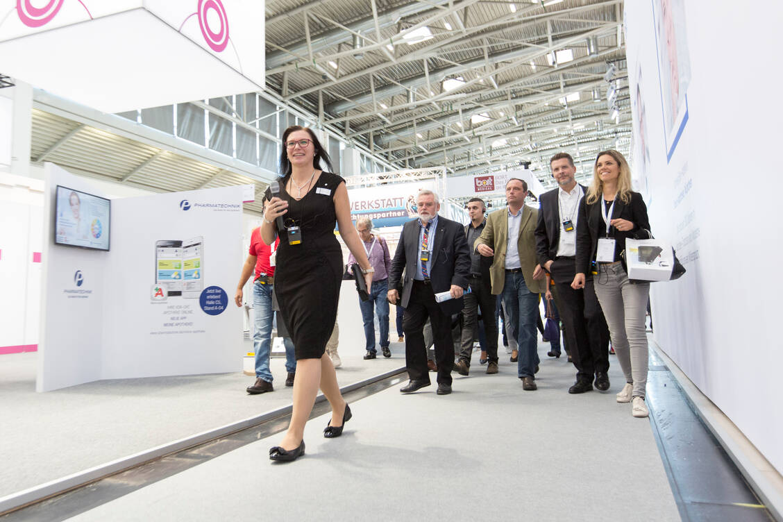 Die Besucher der Expopharm können sich bei zahlreichen Rundgängen einen Überblick von der Messe verschaffen. Dieses Jahr neu im Programm: ein Kosmetik-Rundgang. / Foto: Maxi Uellendahl