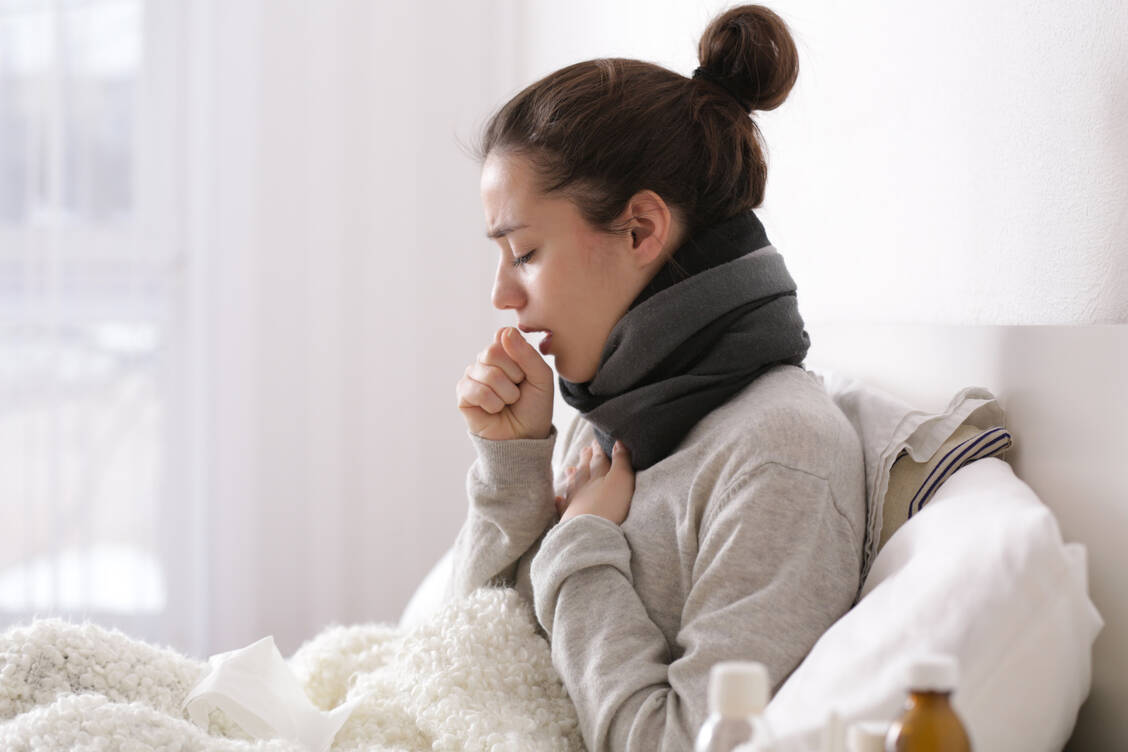Aktuell leiden in Deutschland viele Menschen unter akuten Atemwegsinfekten. Bei den meisten sind Influenza-A- oder -B-Viren die Auslöser.  / © Adobe Stock/Africa Studio