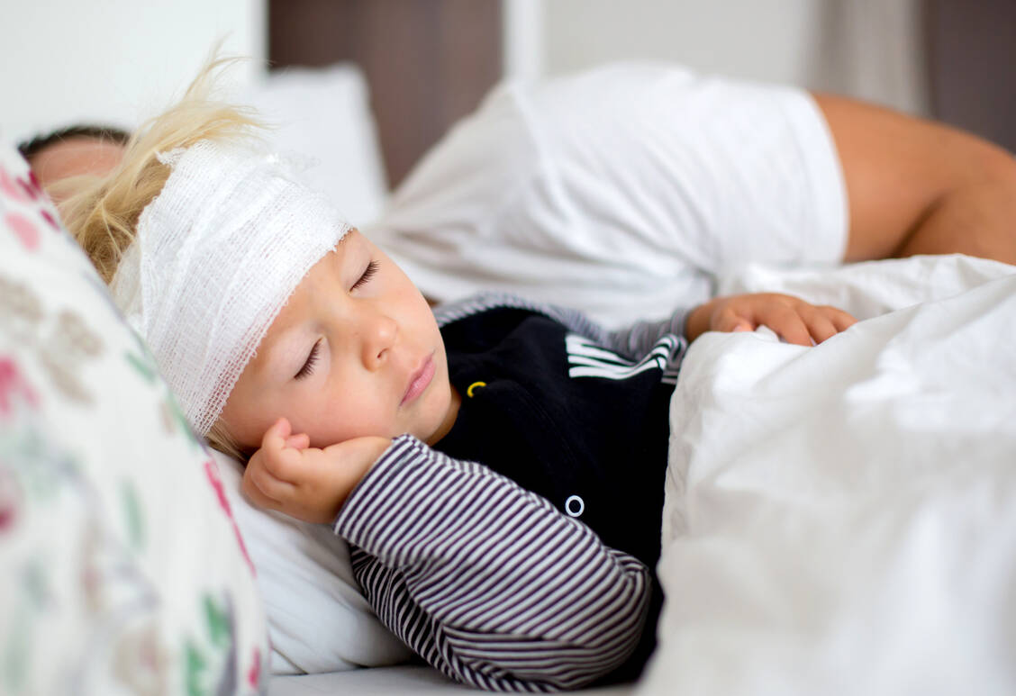 Kinder verletzen sich häufig. Die Erste Hilfe unterscheidet sich nur in manchen Punkten von derjenigen, die bei Erwachsenen greift. / Foto: Adobe Stock/Tomsickova