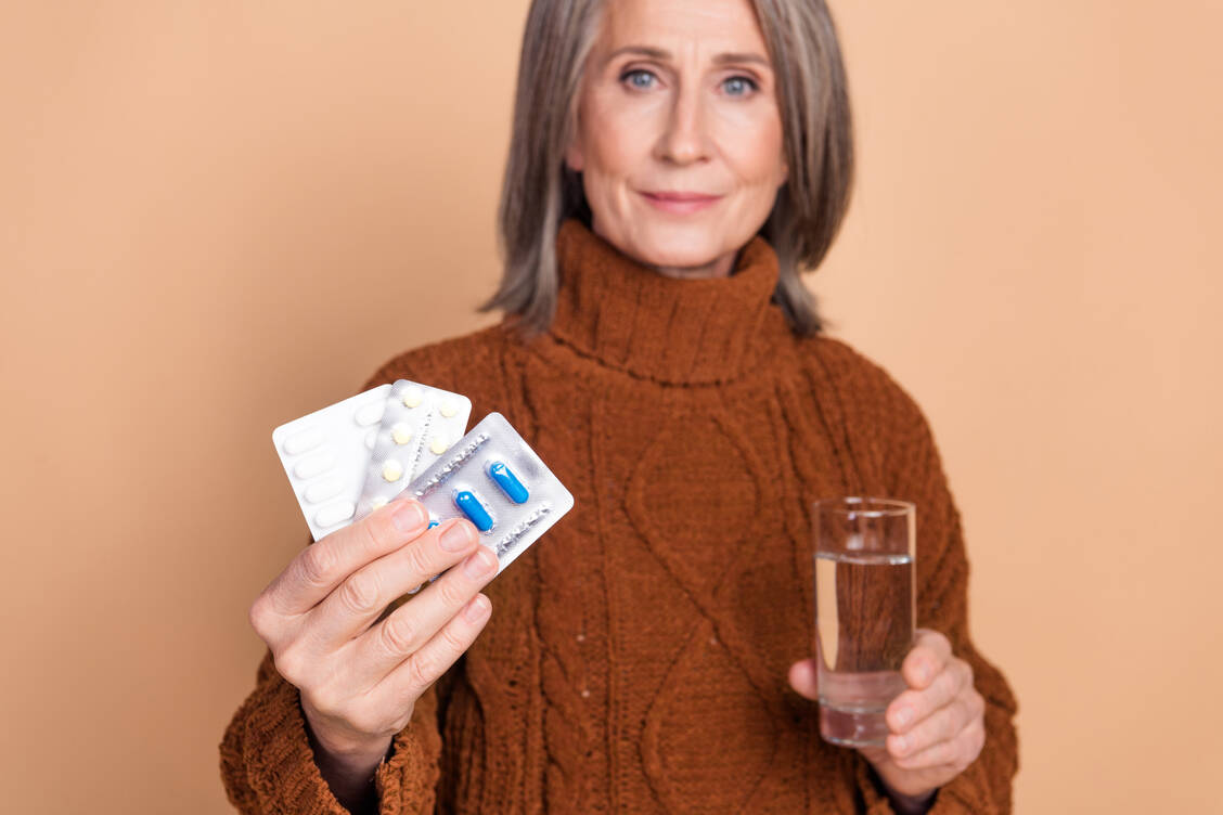 Mit dem Alter steigt häufig auch die Anzahl der einzunehmenden Arzneimittel.  / © Getty Images/Deagreez