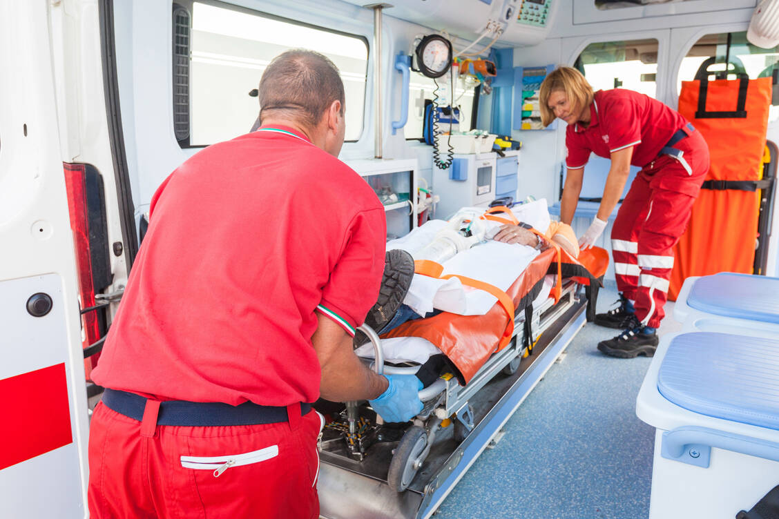 Besonders ältere Menschen wollen niemandem zur Last fallen, aber bei den leisesten Anzeichen für einen Schlaganfall müssen sie schnellstmöglich den Rettungsdienst rufen. / © Adobe Stock/william87