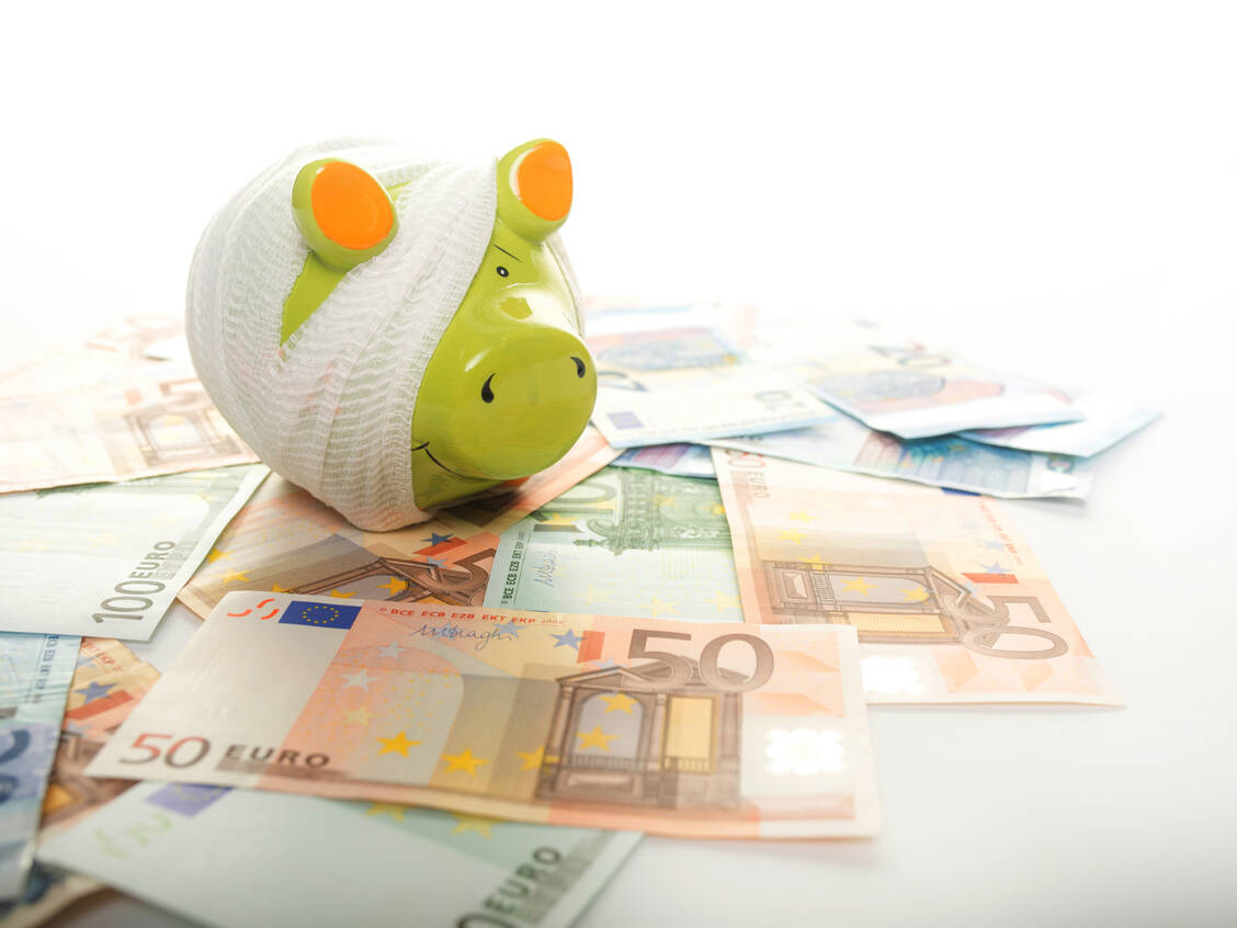 Eine Studie zeigt die Höhe der finanziellen Einbußen von Müttern im Vergleich mit gleichaltrigen Frauen ohne Kind. / © Adobe Stock/Huber