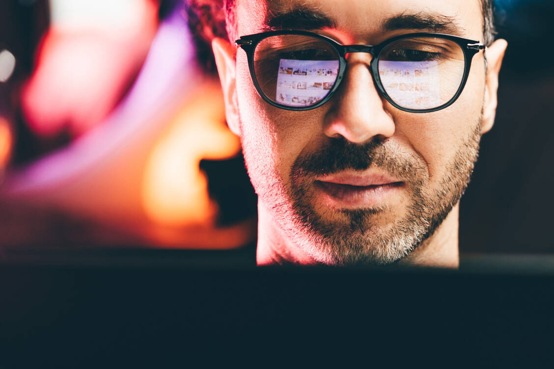 Warum glauben wir manchen Informationen schneller als anderen? Eine neue psychologische Studie liefert Hinweise auf einen bislang unterschätzten Faktor. / © Getty Images/Maria Korneeva